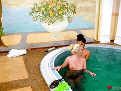 Arschlecken, Bikini, Blondine, Braunhaarige, Küssen, Pool, Titten, Nass