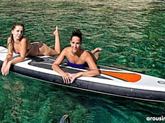 Grosser arsch, Fingern, Küssen, Lesbisch, Natürlichen titten, Rasiert, Entkleiden, Jungendliche (18+)