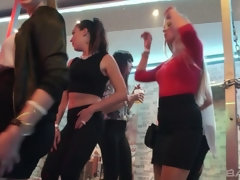 Blondine, Braunhaarige, Europäisch, Aufs gesicht abspritzen, Gruppe, Interrassisch, Piercing, Tätowierung