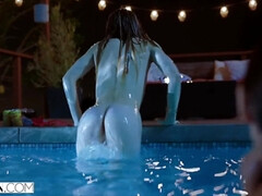 Braunhaarige, Fingern, Lesbisch, Lecken, Im freien, Pool, Muschi, Titten