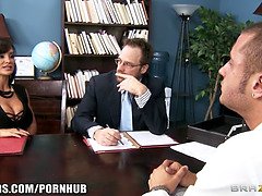 Big-tit brunette MILF Lisa Ann decides to settle out of court