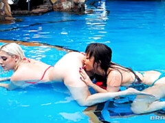 Пальцем, Поцелуи, Лесбиянка, Лизание, Белье, Мастурбация, Бритые, Стриптизерша