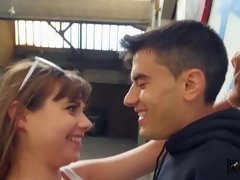 Gafas, Peludo, Latina, Pequeña, Público, Chupando, Adolescente, Tetas