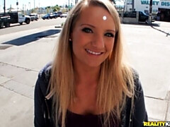 Gros cul, Grosse bite, Blonde, Sucer une bite, Voiture, En levrette, Seins naturels, De plein air