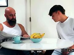 Bizarre, Tchèque, Papa, Petite amie, Hd, Seins naturels, Criant, Nénés