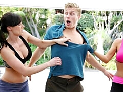 Grote lul, Grote mammen, Pijpbeurt, Bruinharig, Hondjeshouding, 1 man 2 vrouwen, Moeder die ik wil neuken, Buiten