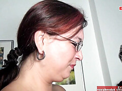 Gros cul, Gros seins, Brunette brune, Couple, 2 femmes 1 homme, Lunettes, Femme au foyer, Plan cul à trois