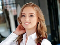 In den arsch, Arsch, Blondine, Blasen, Hundestellung, Handjob, Schulmädchen, Rock