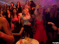 Amateur, Blonde, Homme nu et filles habillées, Habillées, Queue, Branlette thaïlandaise, Hard, Interracial