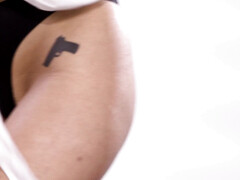 Grosser arsch, Grosse titten, Braunhaarige, Familie, Behaart, Küssen, Rasiert, Stiefmutter