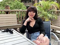 Gros cul, Grosse bite, Sucer une bite, Brunette brune, Seins naturels, Adolescente, Nénés