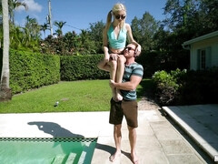 Amerikanisch, Grosser schwanz, Blondine, Blasen, Braunhaarige, Schwanz, Piercing, Pool