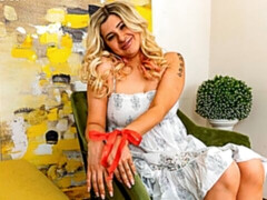 Enthousiasteling, Grote kont, Blond, Vingeren, Masturbatie, Moeder die ik wil neuken, Alleen, Strippen