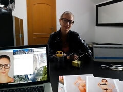 Arsch, Blasen, Brille, Handjob, Pov, Rasiert, Rock, Entkleiden