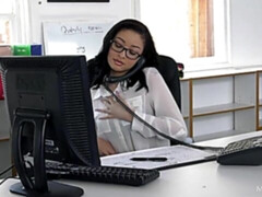 Leie, Braunhaarige, Fingern, Masturbation, Büro, Rasiert, Solo, Entkleiden