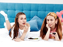 18 jaar, Zoenen, Likken, Masturbatie, Kut duiken, Mager, Strippen, Tieten likken