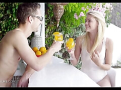 Rubia, Mamada, Estilo perrito, Penetracion con dedos, Tetas naturales, Al aire libre, Afeitado, Adolescente