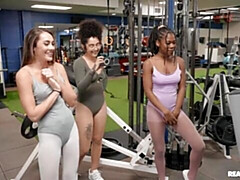 Gros cul, Grosse bite, Sucer une bite, En levrette, Gym, Interracial, Seins naturels, Nénés