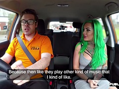 Chica, Británico, Coche, Pajear, Masturbación, Público, Tatuaje, Maestra