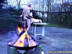 Grosser schwanz, Blondine, Sperma im mund, Schwanz, Hundestellung, Grossvater, Hardcore, Natürlichen titten