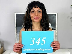 18 jaar, Grote kont, Grote lul, Bruinharig, Hondjeshouding, Natuurlijke tieten, Tiener, Tieten likken