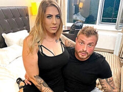 Grosser arsch, Blondine, Blasen, Hundestellung, Handjob, Lingerie, Milf, Tätowierung
