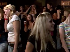 Naakte man aangeklede vrouw, Groep