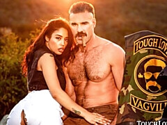 Grosser arsch, Grosser schwanz, Braunhaarige, Hundestellung, Natürlichen titten, Im freien, Jungendliche (18+), Titten