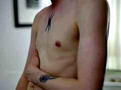 Spermaladung, Schwul, Handjob, Masturbation, Nippel, Piercing, Solo, Tätowierung