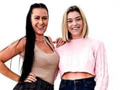 Blondine, Fingern, Lesbisch, Masturbation, Rasiert, Entkleiden, Jungendliche (18+), Titten