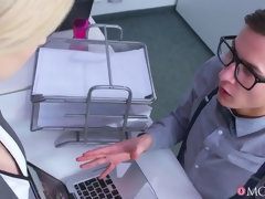 Gros seins, Sucer une bite, Queue, En levrette, Doigter, Léchez, Pov, Chatte