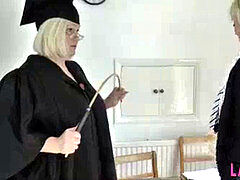 Sadomasochismus, Britisch, Lesbisch, Reif, Milf, Arsch lecken, Uniform