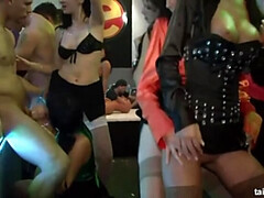 Gros seins, Blonde, Brunette brune, Doigter, Groupe, Hd, Lesbienne, Lingerie