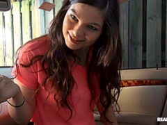 Sucer une bite, Brunette brune, Voiture, En levrette, Branlette thaïlandaise, Pov, Rasée, Adolescente