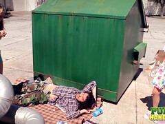 Blondine, Braunhaarige, Spermaladung, Aufs gesicht abspritzen, Handjob, Selbstgemacht, Öffentlich, Flotter dreier