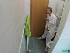 浴室, フェラチオ, 医者, バック, 顔射, なめる, 看護婦, スパンキング