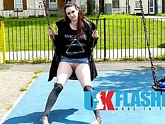 Britisch, Fetisch, Flashen, Flexibel, Masturbation, Im freien, Rasiert, Solo