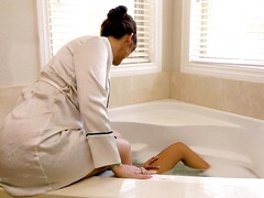 Cul, Salle de bains, Brunette brune, Léchez, Chatte, Fessée, Tatouage, Mouillée