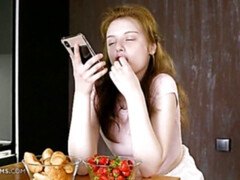 Пальцем, На кухне, Мастурбация, Натуральные сиськи, Рыжие, Бритые, Тощие, Сиськи