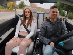 Grosser arsch, Blasen, Braunhaarige, Auto, Hundestellung, Handjob, Rasiert, Entkleiden