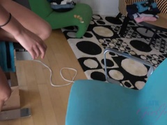 Penetracion con dedos, Novia, Aceite, Pequeña, Pov, Coño, Afeitado, Fumando