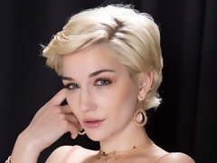 Blonde, En levrette, Branlette thaïlandaise, Mère que j'aimerais baiser, Seins naturels, Chatte, Cheveux courts, Nénés