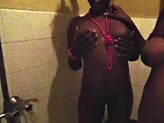 Amateur, Negro, Ébano, Penetracion con dedos, Sexo duro, Lesbiana, Masaje, Ducha