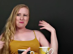 Grote mammen, Blond, Pijpbeurt, Naakte man aangeklede vrouw, Europees, Dominante vrouw, Groep, Handbeurt