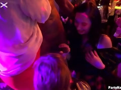 黒人, ブロンド, 茶髪の, 着衣女と全裸男, 女, 手コキする, ヒール, フェラする