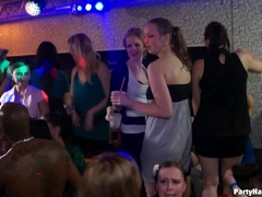 Amateur, Sucer une bite, Éjaculer dans la bouche, En levrette, Groupe, Hard, Interracial, Orgie