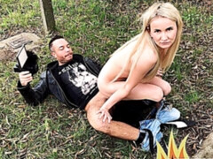 Grosse bite, Blonde, Sucer une bite, Voiture, En levrette, Léchez, De plein air, Public