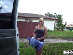 Enthousiasteling, Grote mammen, Blond, Rondborstig, Flashing, Natuurlijke tieten, Buiten, Softcore pornografie