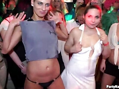 ブロンド, 着衣女と全裸男, グループ, Hd, 異人種間, 淫乱熟女, パーティ, ストッキング