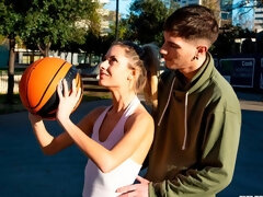 ブロンド, フェラチオ, バック, 指いじり, 手コキする, キス, 剃毛, スポーツ